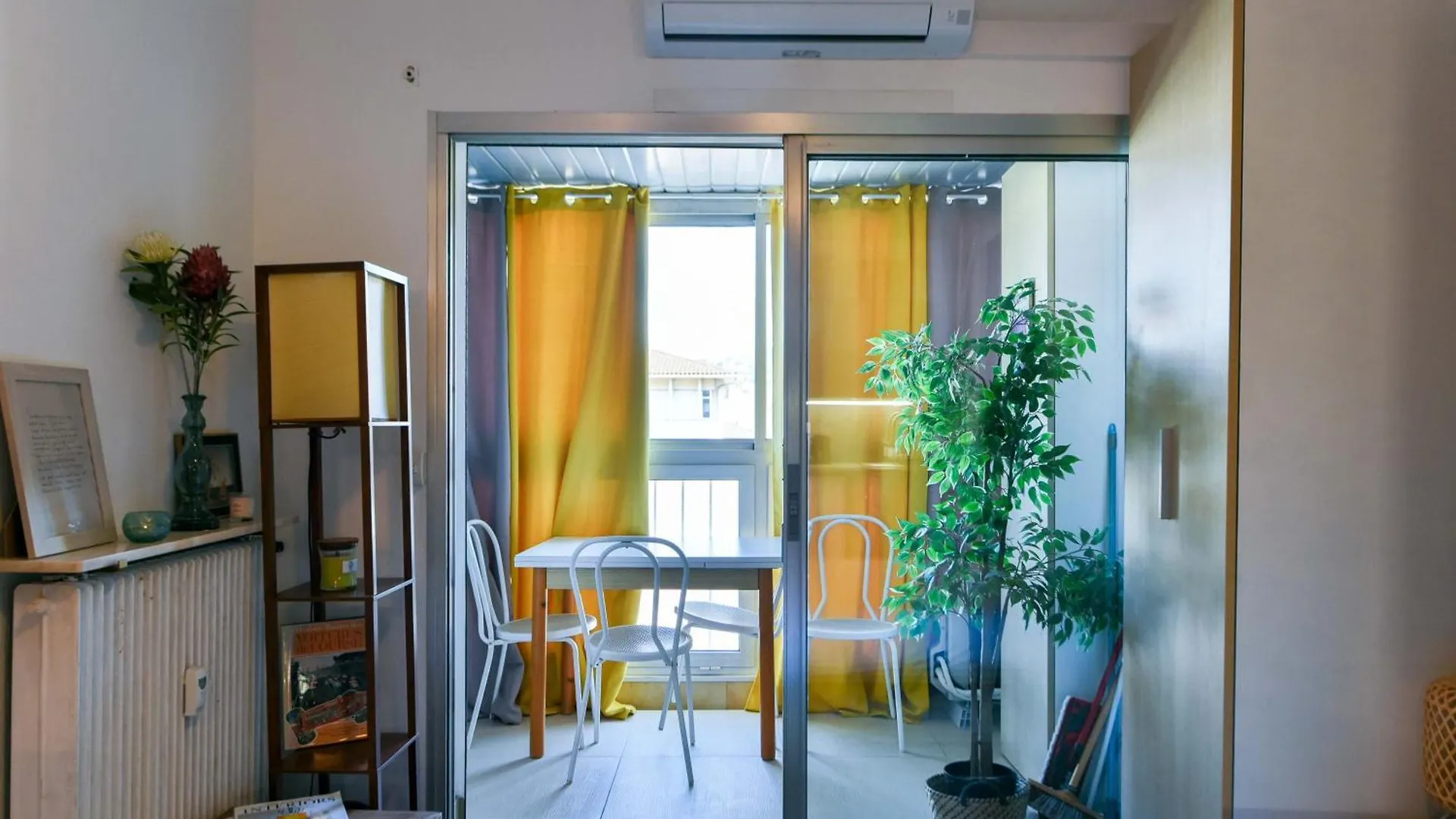 Le Festif Splendide Studio Avec Loggia Au Carre D'Or, Une Joie Speciale Pour Deux Cannes France